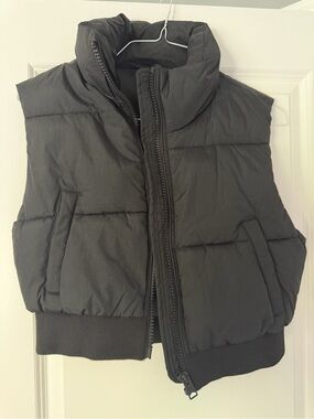 Black Garage Cropped Puffer Vest Jacket - Cozy Sleeveless Coat
